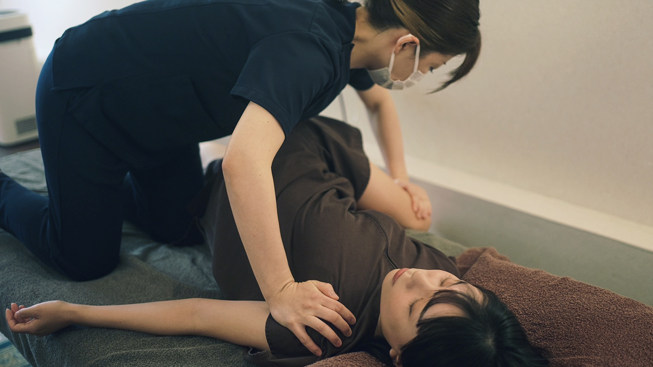 小顔調整の流れ1-骨盤ストレッチ
